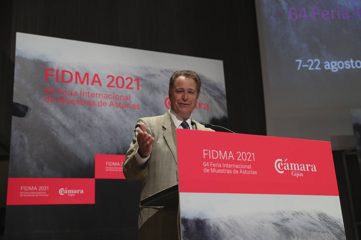 El galardón reconoce la iniciativa empresarial del asturiano y su labor de potenciación de la ingeniería técnica en la región, tal y como ha señalado Luis Rubio, presidente del Ateneo. Al acto también asistieron la alcaldesa de Gijón y el rector de la Universidad de Oviedo.