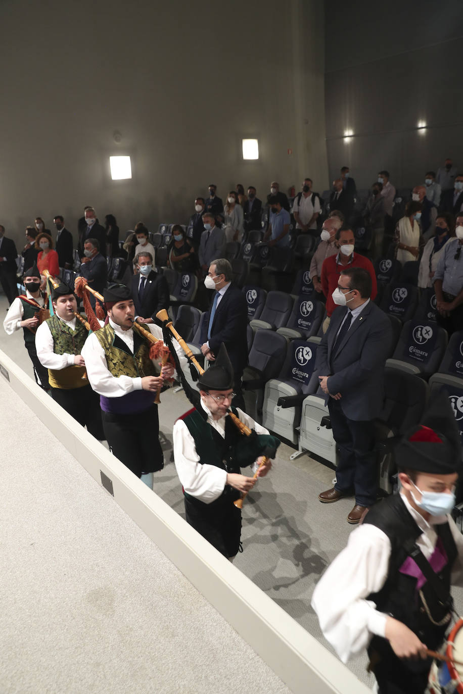 El galardón reconoce la iniciativa empresarial del asturiano y su labor de potenciación de la ingeniería técnica en la región, tal y como ha señalado Luis Rubio, presidente del Ateneo. Al acto también asistieron la alcaldesa de Gijón y el rector de la Universidad de Oviedo.