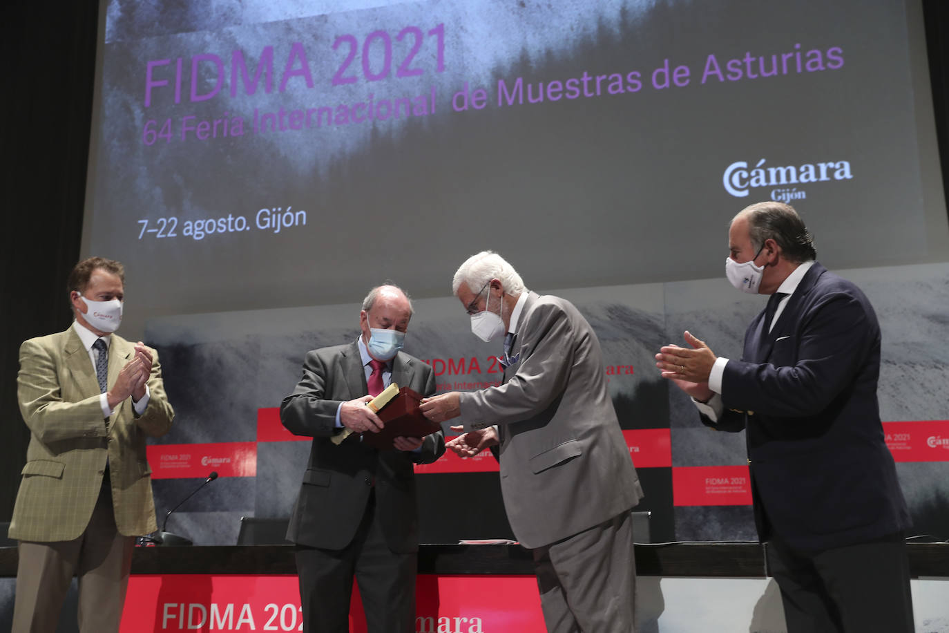 El galardón reconoce la iniciativa empresarial del asturiano y su labor de potenciación de la ingeniería técnica en la región, tal y como ha señalado Luis Rubio, presidente del Ateneo. Al acto también asistieron la alcaldesa de Gijón y el rector de la Universidad de Oviedo.