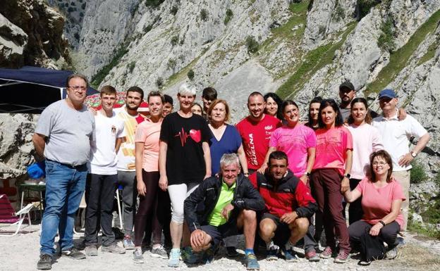 Los montañeros, con familiares y amigos después de ser rescatados