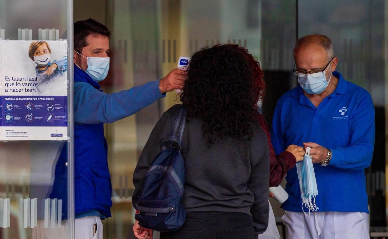 Control de temperatura y mascarillas en el acceso al HUCA.