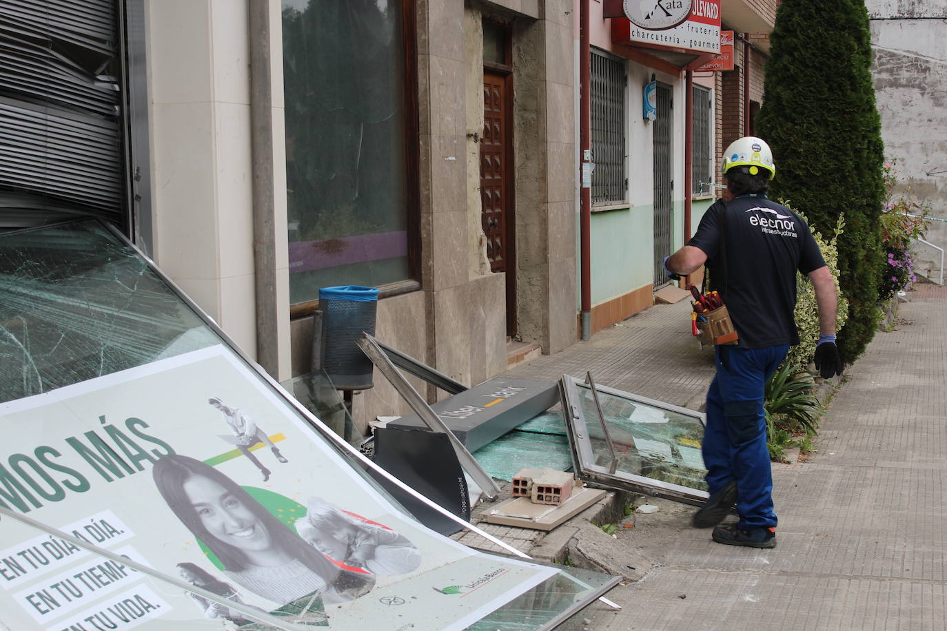 Una sucursal bancaria de Villamayor, en Piloña, ha amanecido este miércoles completamente destrozada. Una explosión cerca de las cuatro de la mañana está detrás de los daños perpetrados durante un robo en el que los ladrones apenas se llevaron unos pocos pocos euros. El modus operandi coincide con otro incidente similar registrado en un banco de Colunga semanas atrás. La Guardia Civil ya investiga los hechos.