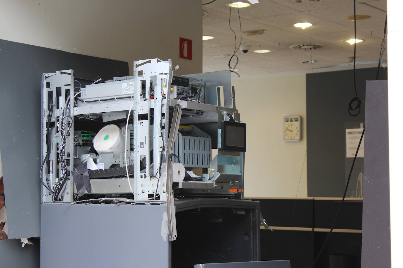 Una sucursal bancaria de Villamayor, en Piloña, ha amanecido este miércoles completamente destrozada. Una explosión cerca de las cuatro de la mañana está detrás de los daños perpetrados durante un robo en el que los ladrones apenas se llevaron unos pocos pocos euros. El modus operandi coincide con otro incidente similar registrado en un banco de Colunga semanas atrás. La Guardia Civil ya investiga los hechos.