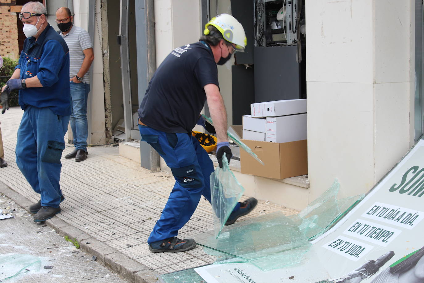 Una sucursal bancaria de Villamayor, en Piloña, ha amanecido este miércoles completamente destrozada. Una explosión cerca de las cuatro de la mañana está detrás de los daños perpetrados durante un robo en el que los ladrones apenas se llevaron unos pocos pocos euros. El modus operandi coincide con otro incidente similar registrado en un banco de Colunga semanas atrás. La Guardia Civil ya investiga los hechos.