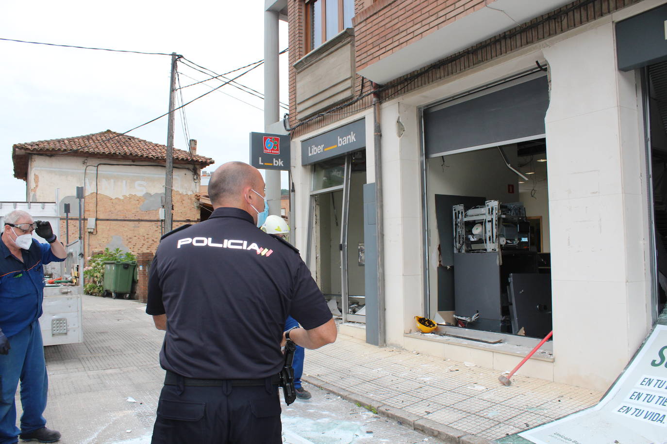 Una sucursal bancaria de Villamayor, en Piloña, ha amanecido este miércoles completamente destrozada. Una explosión cerca de las cuatro de la mañana está detrás de los daños perpetrados durante un robo en el que los ladrones apenas se llevaron unos pocos pocos euros. El modus operandi coincide con otro incidente similar registrado en un banco de Colunga semanas atrás. La Guardia Civil ya investiga los hechos.