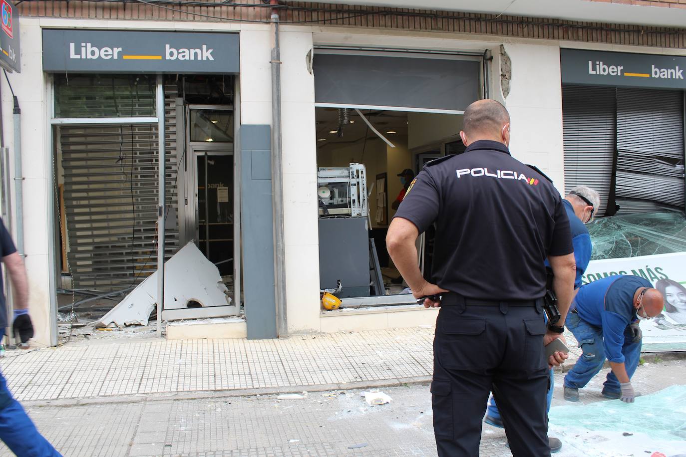 Una sucursal bancaria de Villamayor, en Piloña, ha amanecido este miércoles completamente destrozada. Una explosión cerca de las cuatro de la mañana está detrás de los daños perpetrados durante un robo en el que los ladrones apenas se llevaron unos pocos pocos euros. El modus operandi coincide con otro incidente similar registrado en un banco de Colunga semanas atrás. La Guardia Civil ya investiga los hechos.