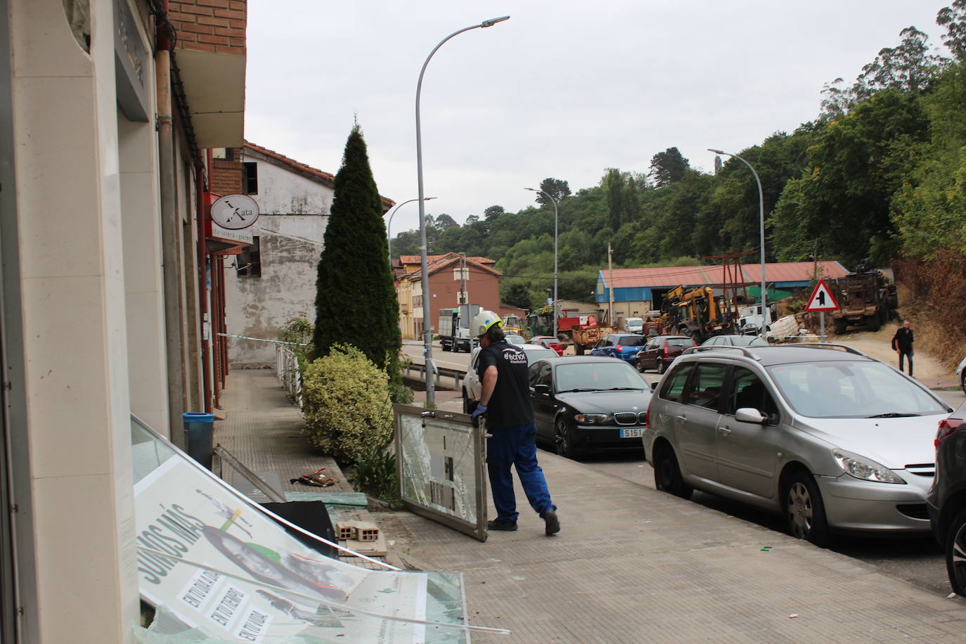 Una sucursal bancaria de Villamayor, en Piloña, ha amanecido este miércoles completamente destrozada. Una explosión cerca de las cuatro de la mañana está detrás de los daños perpetrados durante un robo en el que los ladrones apenas se llevaron unos pocos pocos euros. El modus operandi coincide con otro incidente similar registrado en un banco de Colunga semanas atrás. La Guardia Civil ya investiga los hechos.