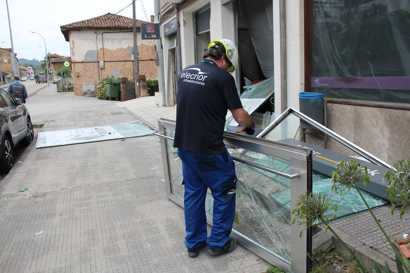 Una sucursal bancaria de Villamayor, en Piloña, ha amanecido este miércoles completamente destrozada. Una explosión cerca de las cuatro de la mañana está detrás de los daños perpetrados durante un robo en el que los ladrones apenas se llevaron unos pocos pocos euros. El modus operandi coincide con otro incidente similar registrado en un banco de Colunga semanas atrás. La Guardia Civil ya investiga los hechos.