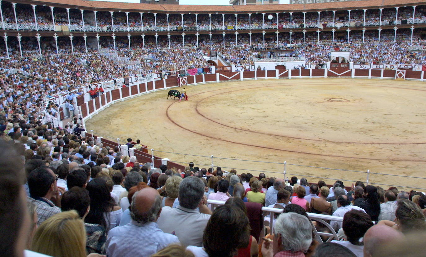 La plaza de toros de Gijón, inaugurada en 1888, ha funcionado de forma prácticamente ininterrumpida durante siete décadas. Por diferentes circunstancias, incluido el paréntesis de la Guerra Civil, no hubo corridas en 1915, 1936, 1937, 1938, 1939 y 1940. Grandes matadores como José Tomás, Manolete o Morante de la Puebla han toreado entre sus muros ofreciendo al gran público un espectáculo tan dramático como estimulante.