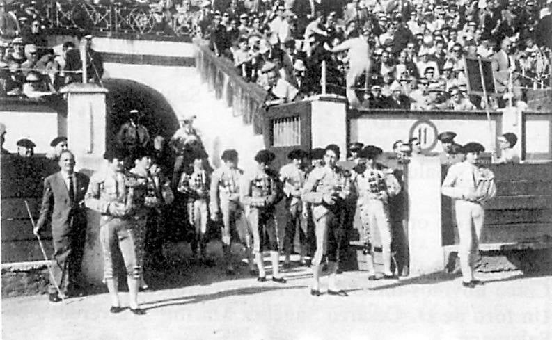 La plaza de toros de Gijón, inaugurada en 1888, ha funcionado de forma prácticamente ininterrumpida durante siete décadas. Por diferentes circunstancias, incluido el paréntesis de la Guerra Civil, no hubo corridas en 1915, 1936, 1937, 1938, 1939 y 1940. Grandes matadores como José Tomás, Manolete o Morante de la Puebla han toreado entre sus muros ofreciendo al gran público un espectáculo tan dramático como estimulante.