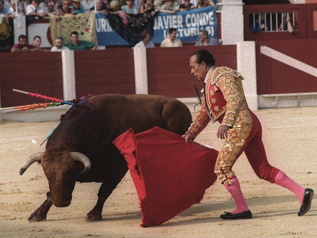 La plaza de toros de Gijón, inaugurada en 1888, ha funcionado de forma prácticamente ininterrumpida durante siete décadas. Por diferentes circunstancias, incluido el paréntesis de la Guerra Civil, no hubo corridas en 1915, 1936, 1937, 1938, 1939 y 1940. Grandes matadores como José Tomás, Manolete o Morante de la Puebla han toreado entre sus muros ofreciendo al gran público un espectáculo tan dramático como estimulante.