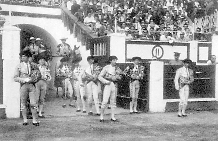 La plaza de toros de Gijón, inaugurada en 1888, ha funcionado de forma prácticamente ininterrumpida durante siete décadas. Por diferentes circunstancias, incluido el paréntesis de la Guerra Civil, no hubo corridas en 1915, 1936, 1937, 1938, 1939 y 1940. Grandes matadores como José Tomás, Manolete o Morante de la Puebla han toreado entre sus muros ofreciendo al gran público un espectáculo tan dramático como estimulante.