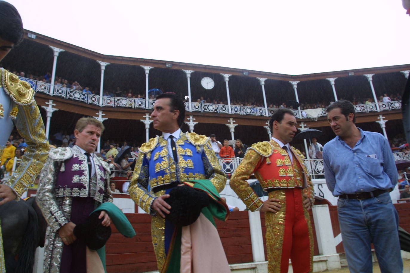 La plaza de toros de Gijón, inaugurada en 1888, ha funcionado de forma prácticamente ininterrumpida durante siete décadas. Por diferentes circunstancias, incluido el paréntesis de la Guerra Civil, no hubo corridas en 1915, 1936, 1937, 1938, 1939 y 1940. Grandes matadores como José Tomás, Manolete o Morante de la Puebla han toreado entre sus muros ofreciendo al gran público un espectáculo tan dramático como estimulante.