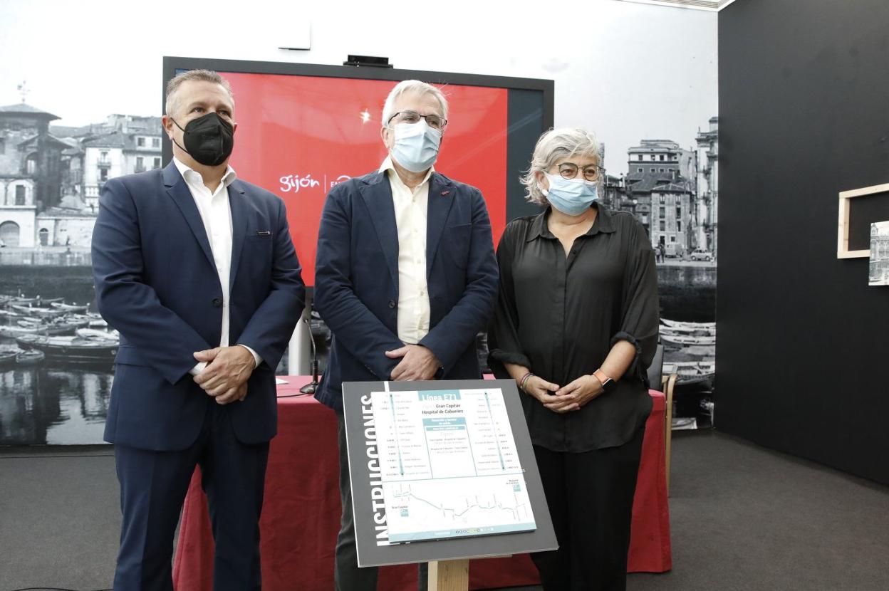 El gerente de EMTUSA, Juan José Piniella, con el concejal José Luis Fernández y la alcaldesa, Ana González. 