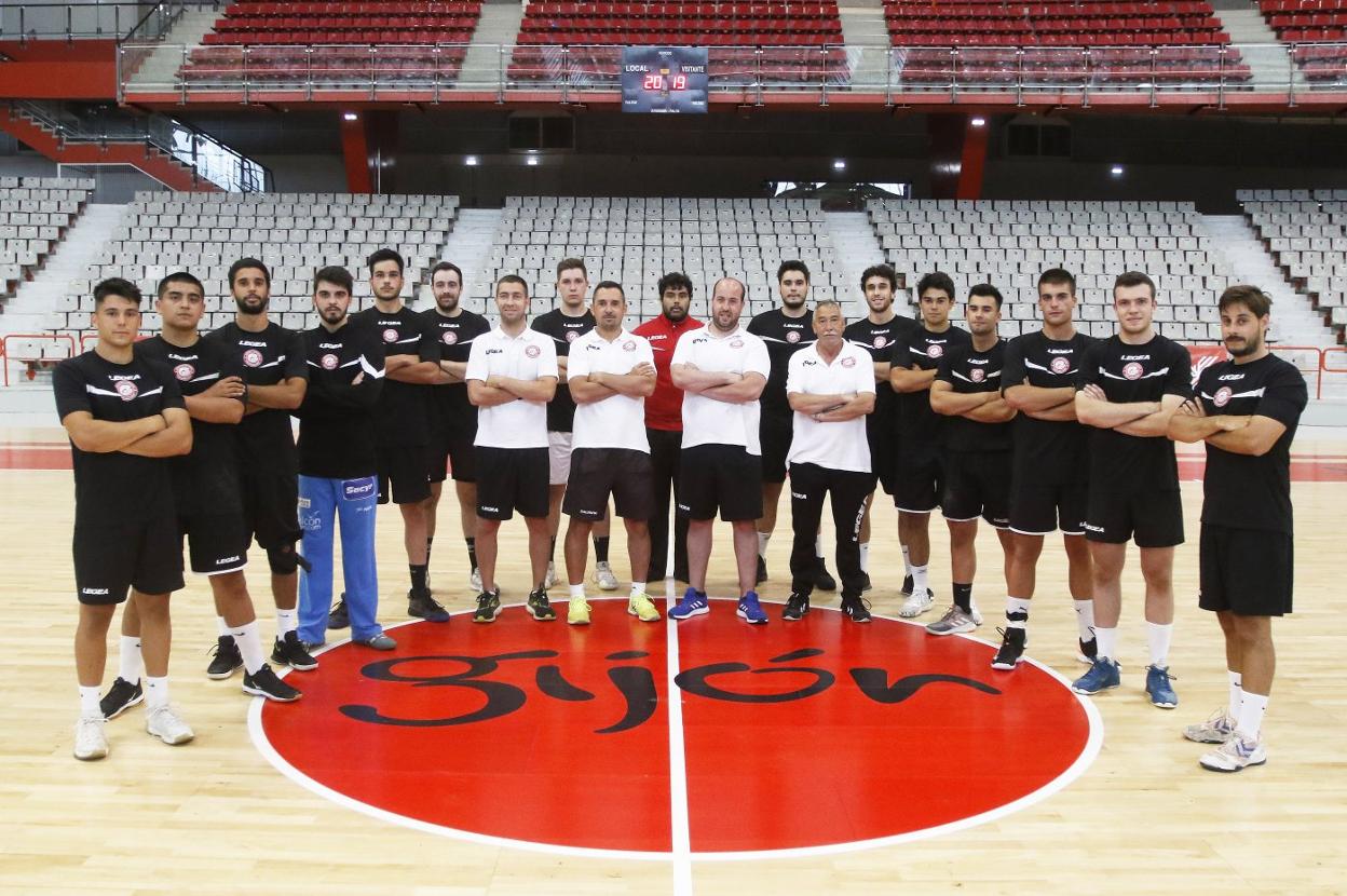 Plantilla del Finetwork Gijón para la temporada 2021-22, con el equipo técnico encabezado por Gulín. 