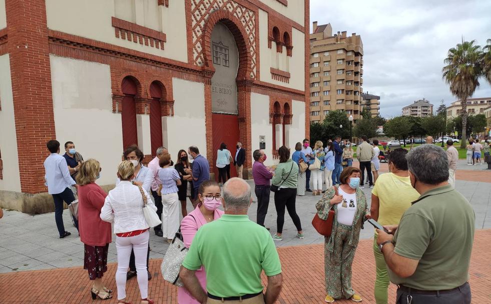 Concentracion de aficionados frente a la plaza de toros de Gijón, este miércoles.