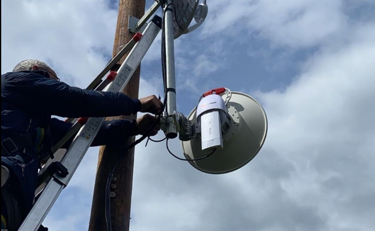 Colocación de una de las antenas de Sestaferia en Salas. 