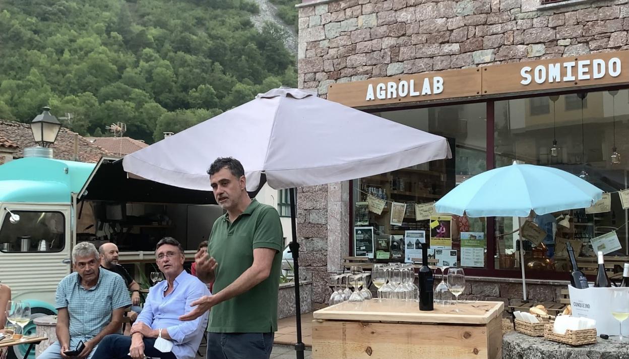 David Menéndez, uno de los tres socios deAgroChigre, en una cata del nuevo establecimiento somedano. 