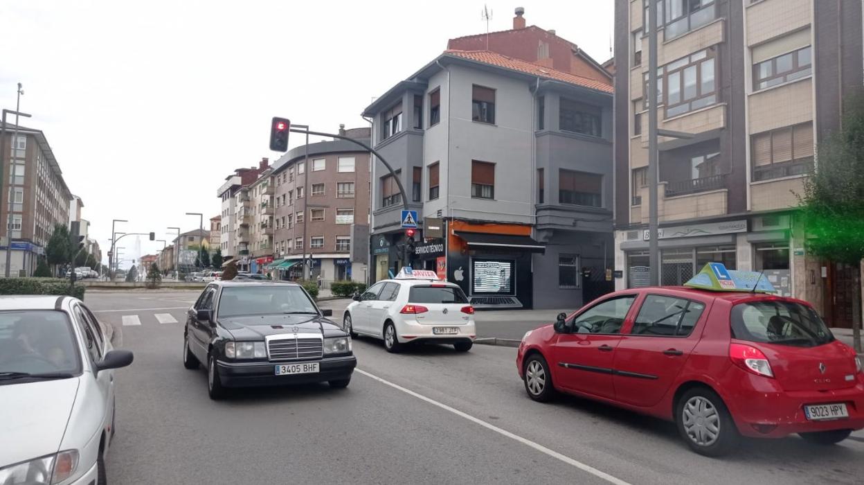 La Avenida de Oviedo a su salida de Lugones hacia la AS-II. 