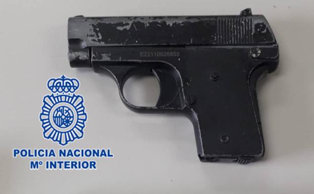 Armas del atraco llevado a cabo en el estanco del Llano