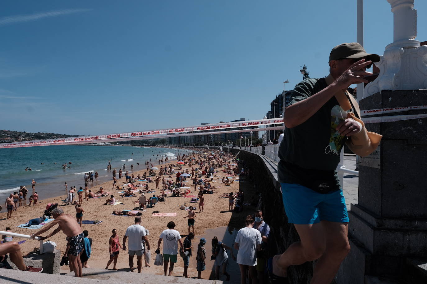 El verano se ha hecho notar este viernes en Asturias. El calor ha empujado a turistas y locales a las playas. De hecho, el arenal de San Lorenzo tuvo que cerrar durante cuatro horas porque se llenó el aforo. 