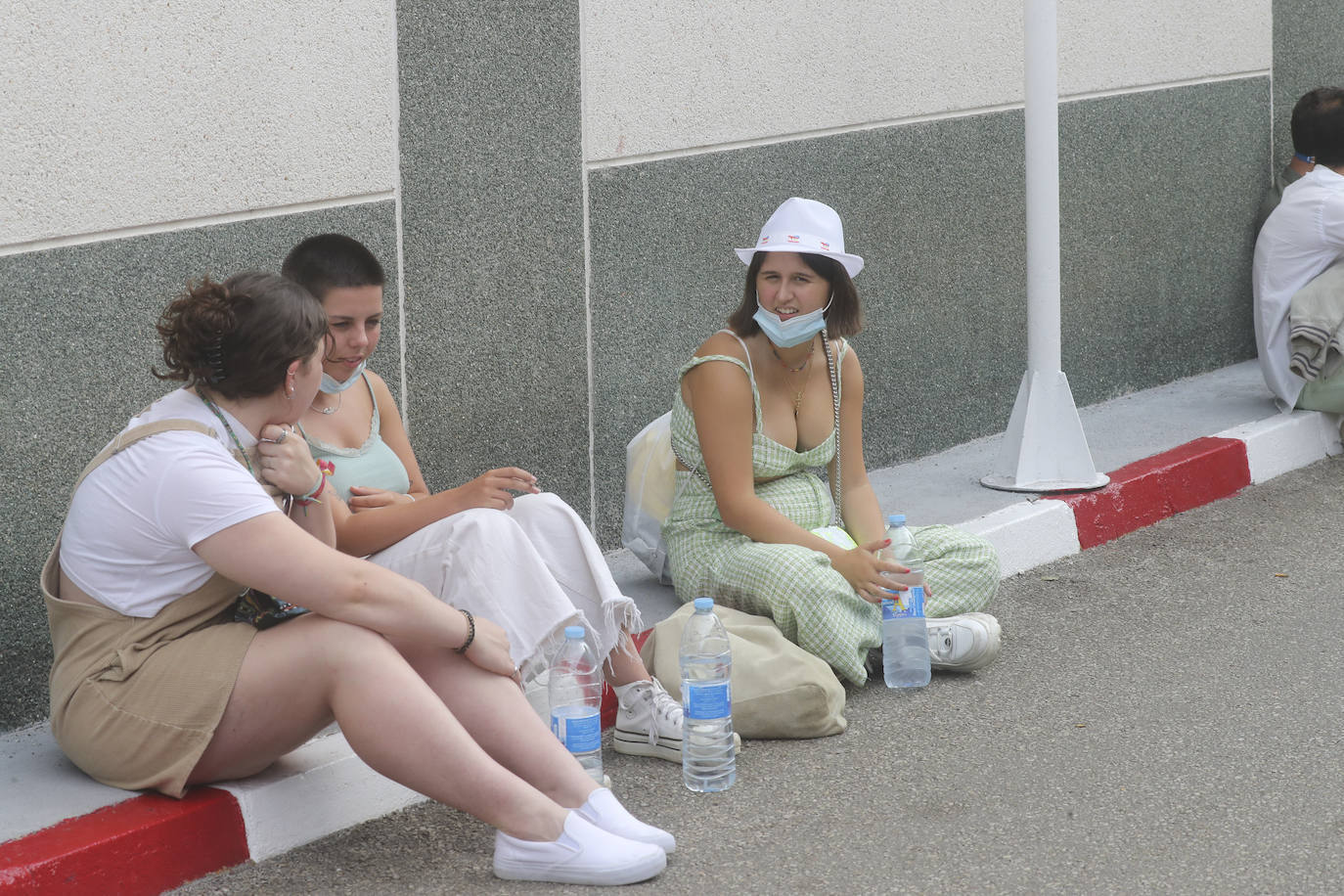 El verano se ha hecho notar este viernes en Asturias. El calor ha empujado a turistas y locales a las playas. De hecho, el arenal de San Lorenzo tuvo que cerrar durante cuatro horas porque se llenó el aforo. 