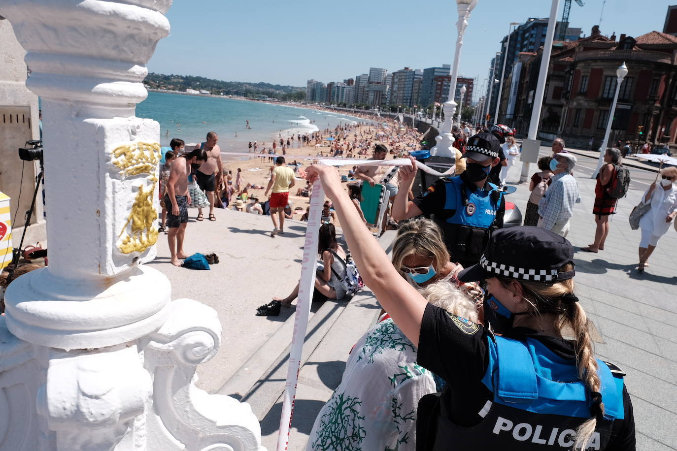 El verano se ha hecho notar este viernes en Asturias. El calor ha empujado a turistas y locales a las playas. De hecho, el arenal de San Lorenzo tuvo que cerrar durante cuatro horas porque se llenó el aforo. 