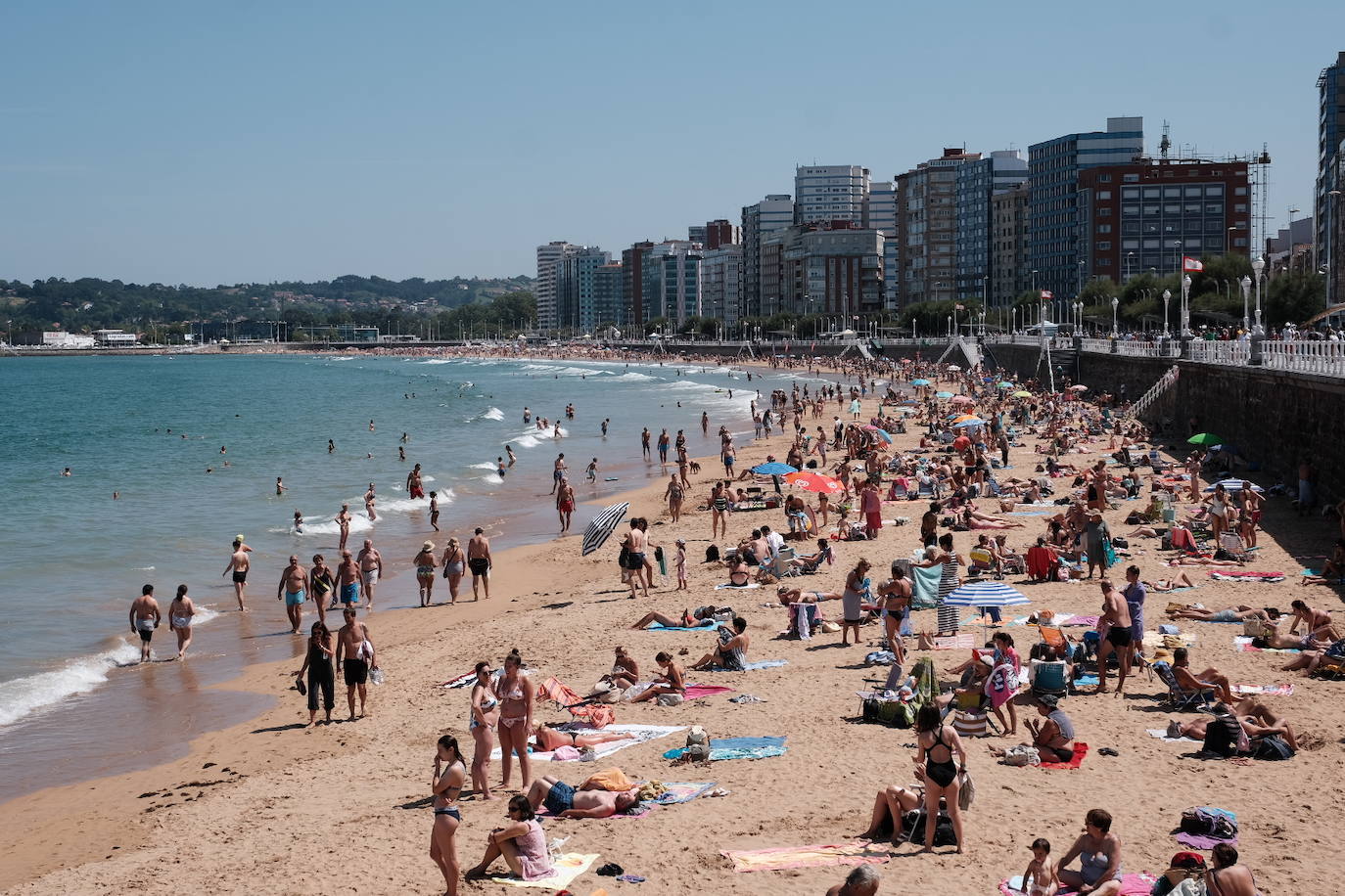 El verano se ha hecho notar este viernes en Asturias. El calor ha empujado a turistas y locales a las playas. De hecho, el arenal de San Lorenzo tuvo que cerrar durante cuatro horas porque se llenó el aforo. 