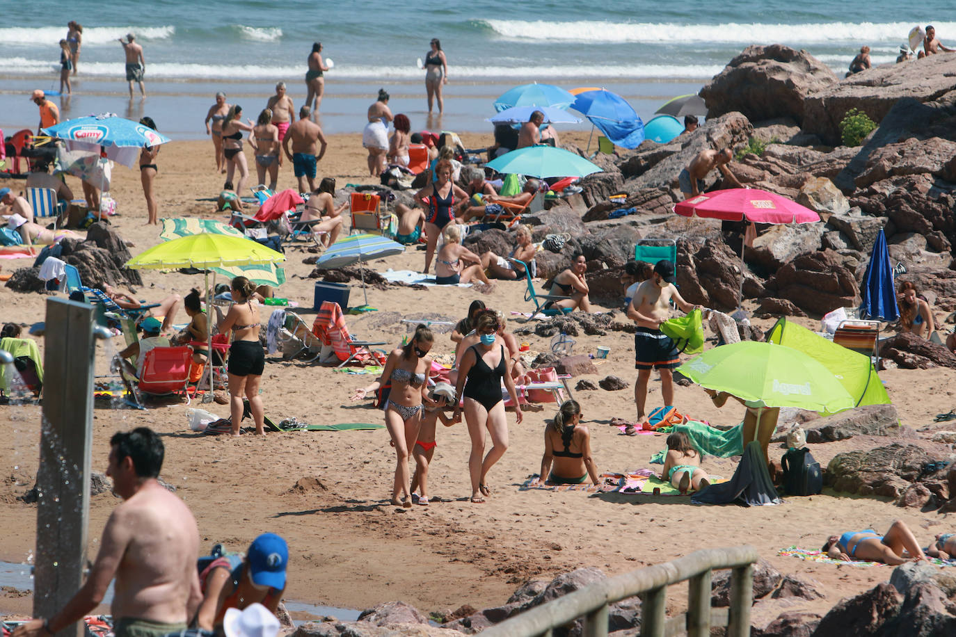 El verano se ha hecho notar este viernes en Asturias. El calor ha empujado a turistas y locales a las playas. De hecho, el arenal de San Lorenzo tuvo que cerrar durante cuatro horas porque se llenó el aforo. 