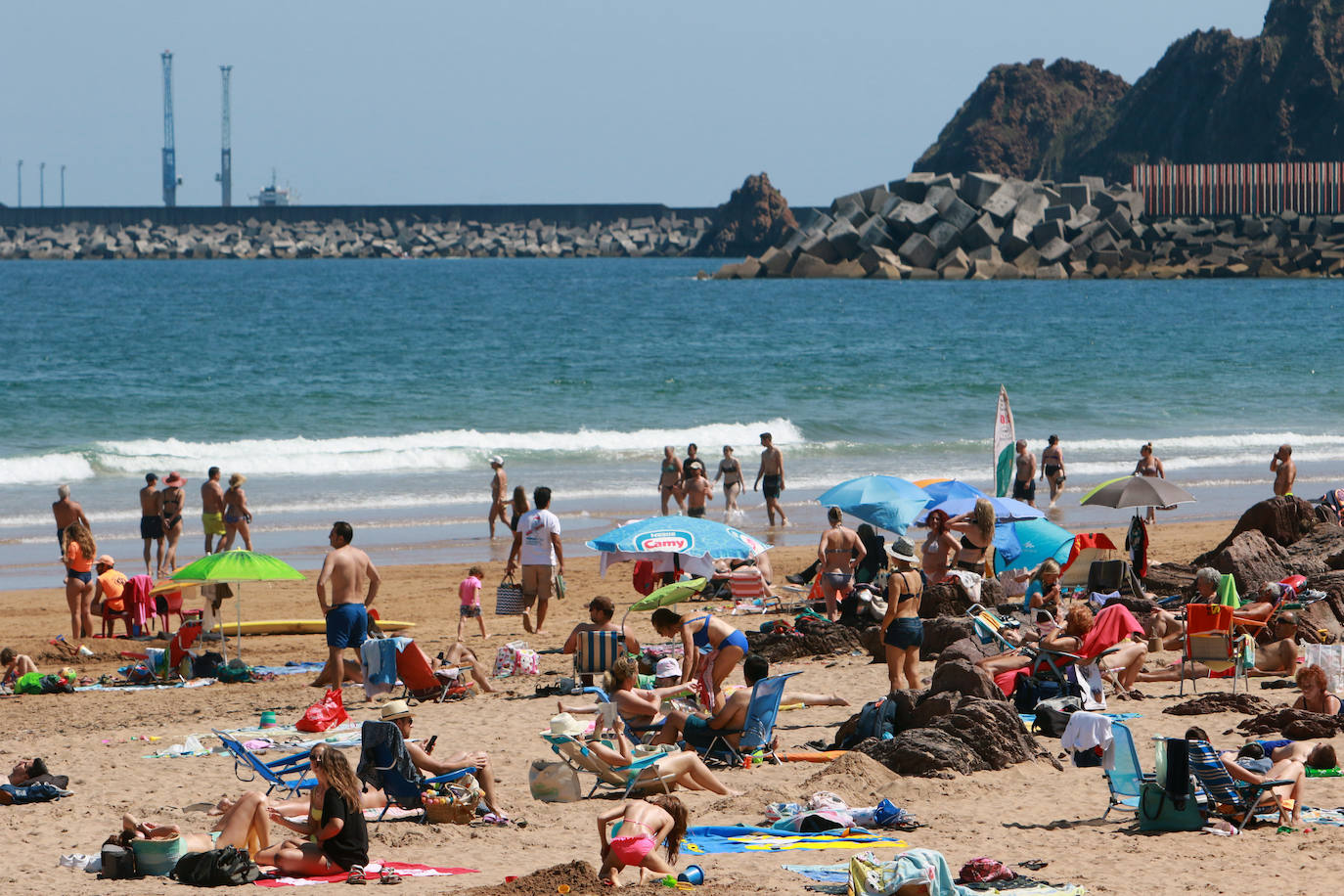 El verano se ha hecho notar este viernes en Asturias. El calor ha empujado a turistas y locales a las playas. De hecho, el arenal de San Lorenzo tuvo que cerrar durante cuatro horas porque se llenó el aforo. 