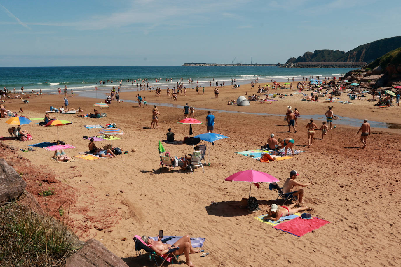 El verano se ha hecho notar este viernes en Asturias. El calor ha empujado a turistas y locales a las playas. De hecho, el arenal de San Lorenzo tuvo que cerrar durante cuatro horas porque se llenó el aforo. 