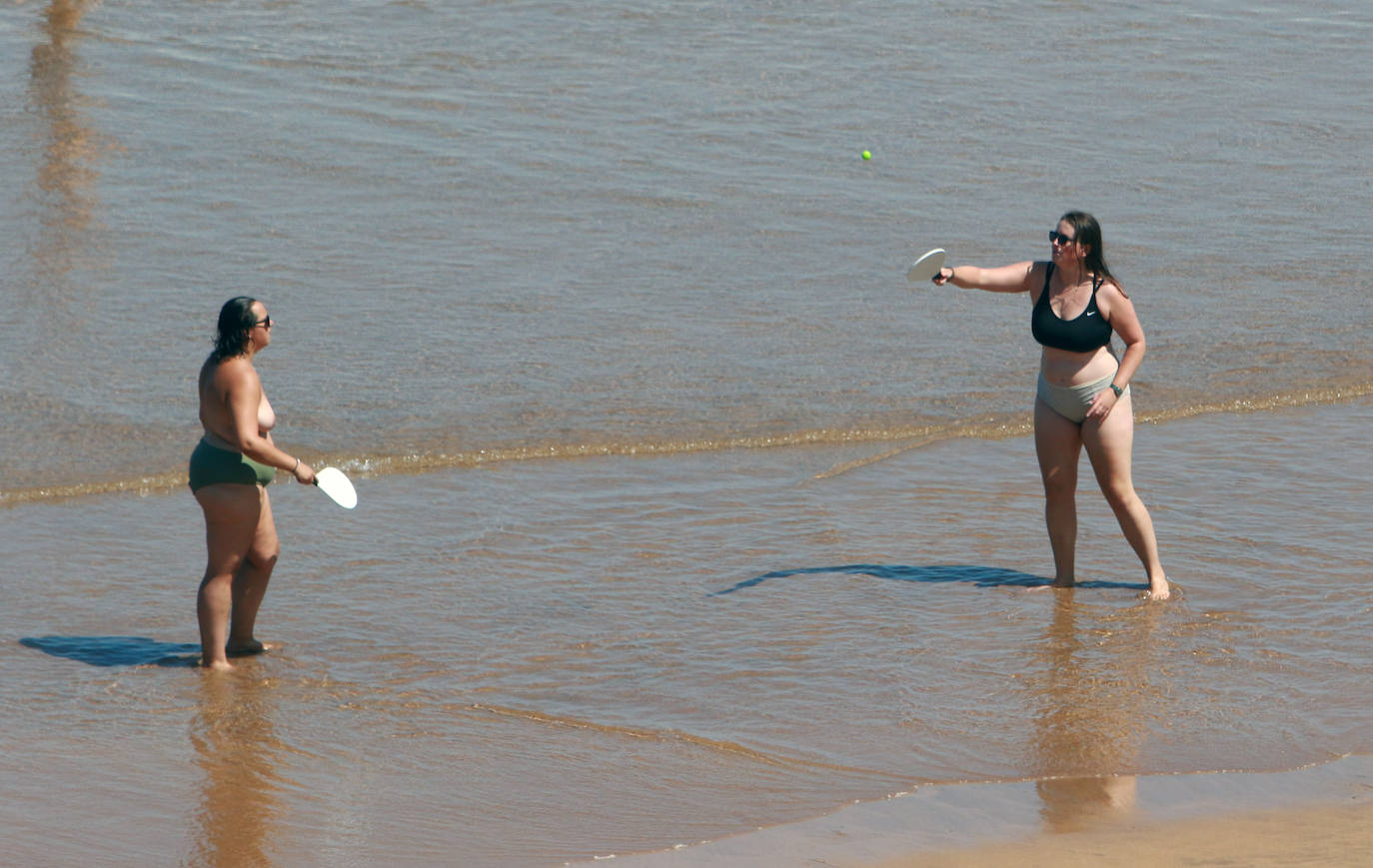 El verano se ha hecho notar este viernes en Asturias. El calor ha empujado a turistas y locales a las playas. De hecho, el arenal de San Lorenzo tuvo que cerrar durante cuatro horas porque se llenó el aforo. 