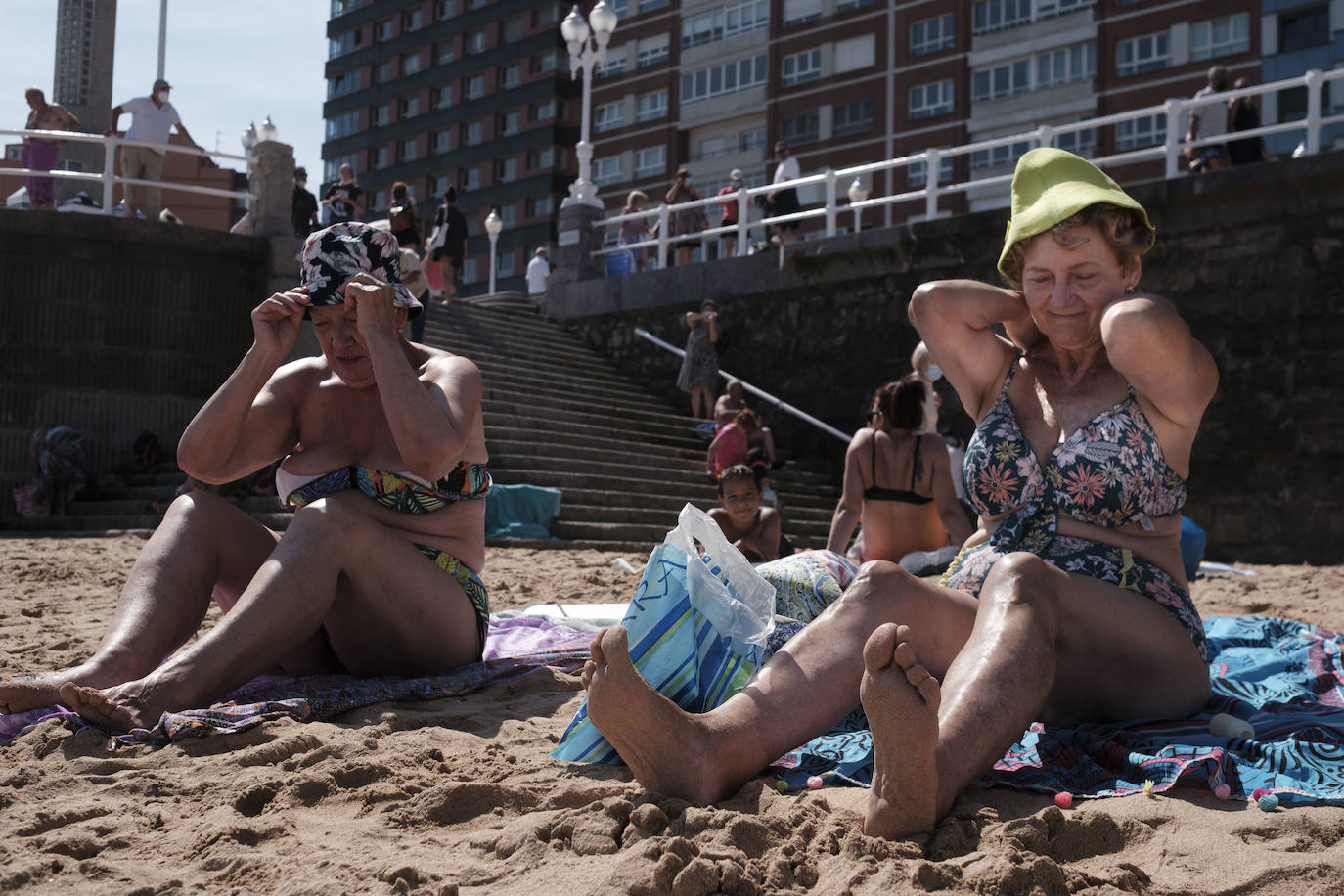 El verano se ha hecho notar este viernes en Asturias. El calor ha empujado a turistas y locales a las playas. De hecho, el arenal de San Lorenzo tuvo que cerrar durante cuatro horas porque se llenó el aforo. 