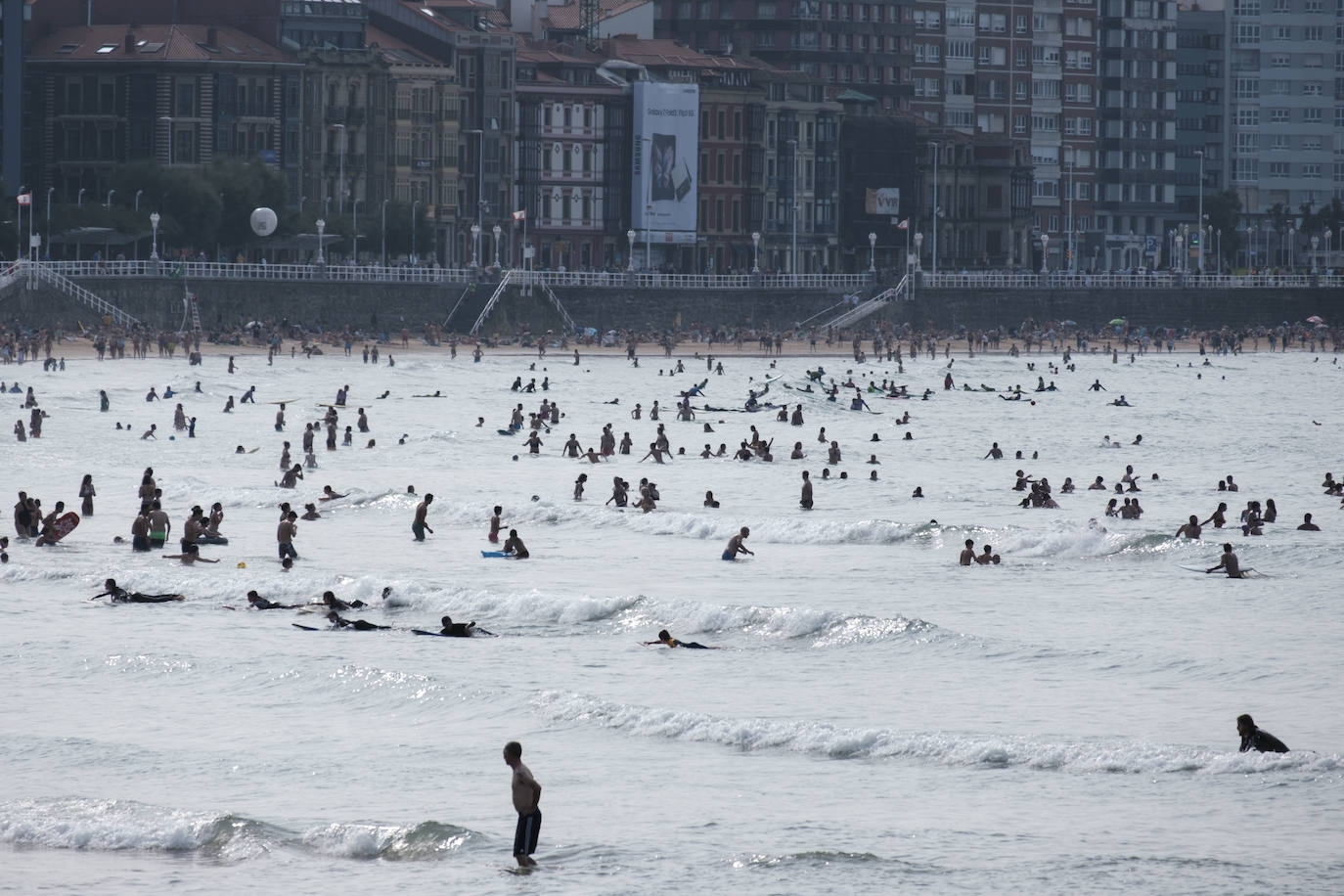 El verano se ha hecho notar este viernes en Asturias. El calor ha empujado a turistas y locales a las playas. De hecho, el arenal de San Lorenzo tuvo que cerrar durante cuatro horas porque se llenó el aforo. 