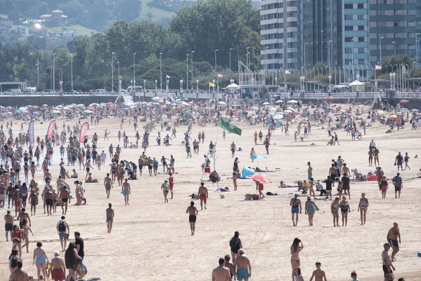 El verano se ha hecho notar este viernes en Asturias. El calor ha empujado a turistas y locales a las playas. De hecho, el arenal de San Lorenzo tuvo que cerrar durante cuatro horas porque se llenó el aforo. 