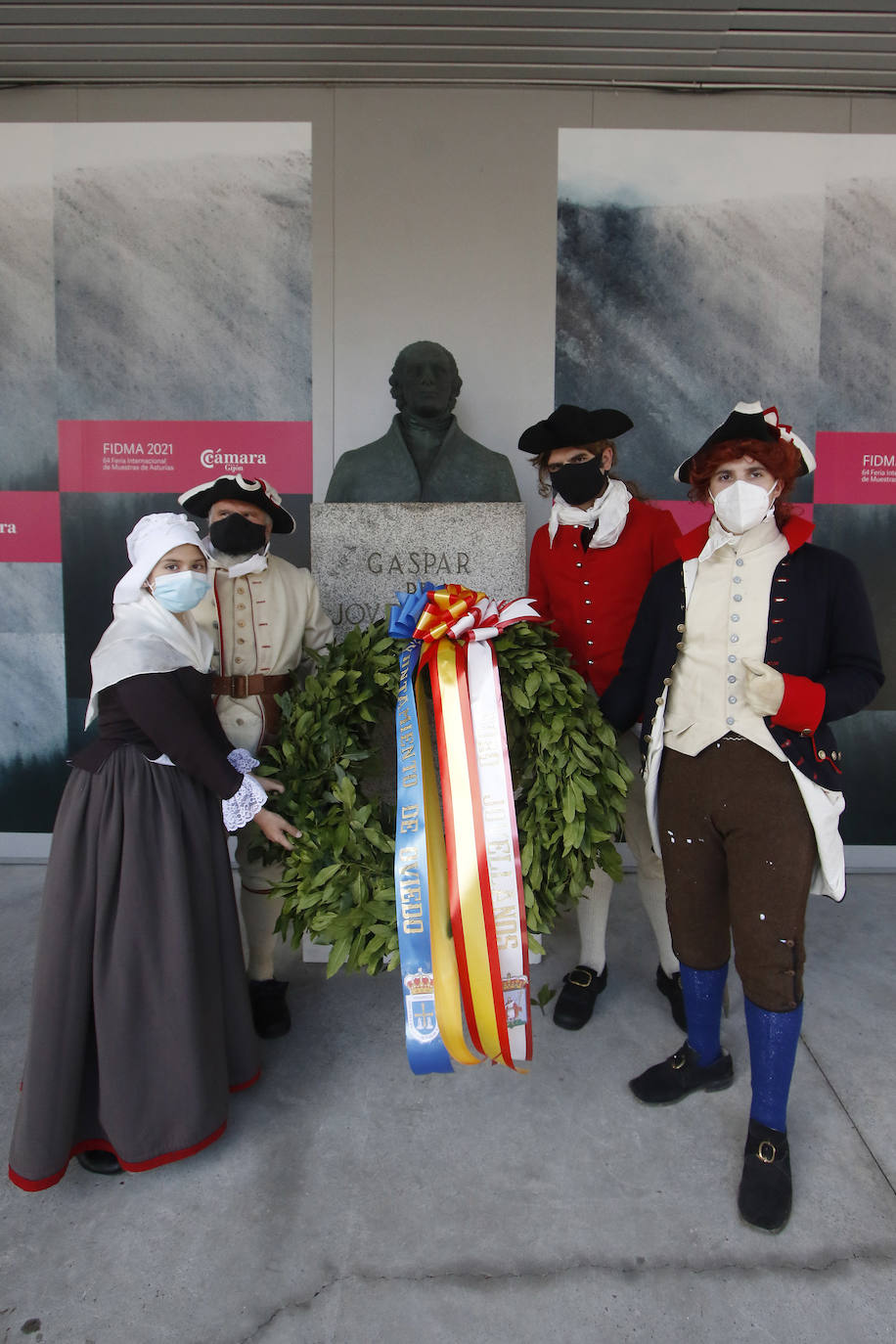 El alcalde de Oviedo, de visita en la Feria, aprovecha el Día del Foro Jovellanos para instar al Gobierno regional a abrazar el espíritu del prócer y «abandonar sesgos ideológicos».