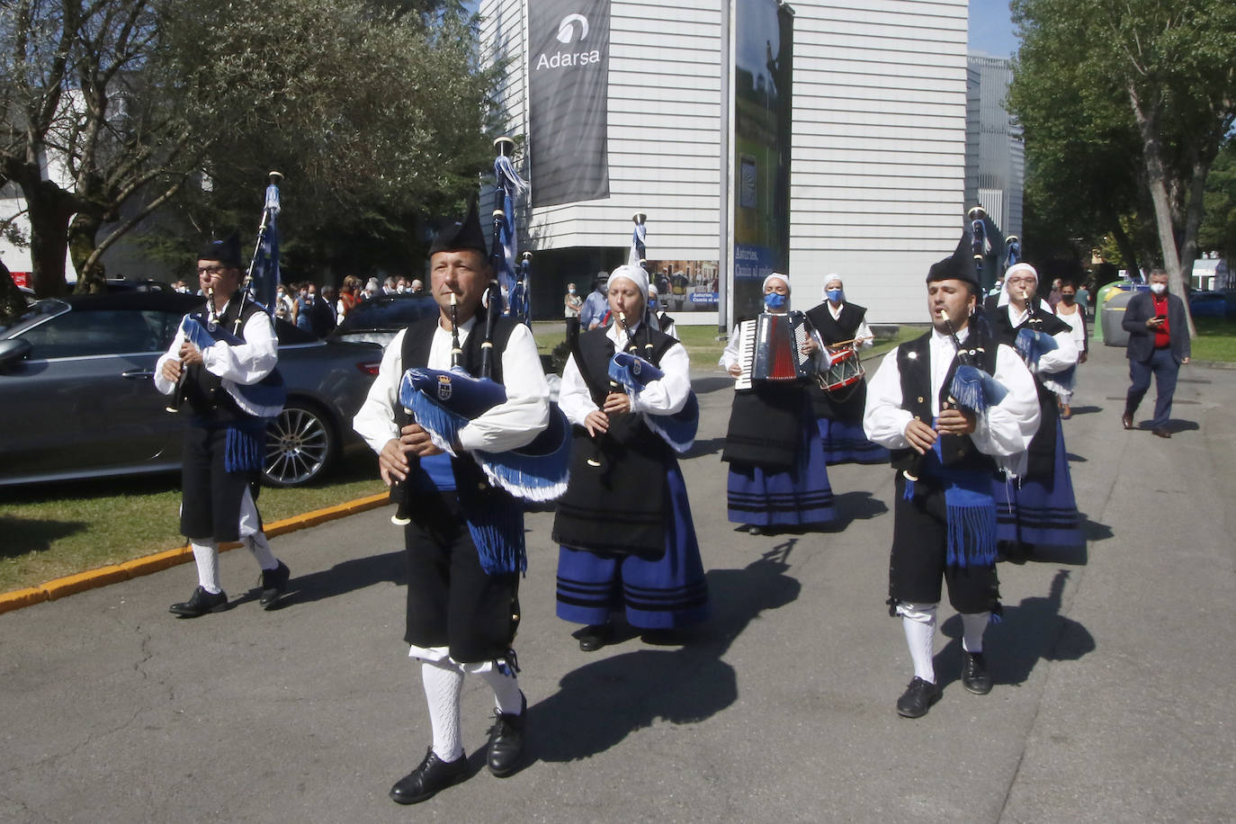 El alcalde de Oviedo, de visita en la Feria, aprovecha el Día del Foro Jovellanos para instar al Gobierno regional a abrazar el espíritu del prócer y «abandonar sesgos ideológicos».