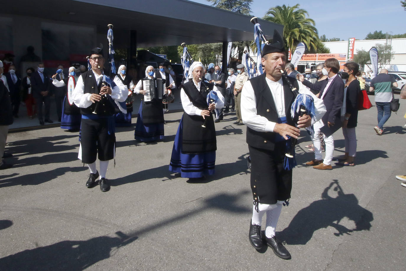 El alcalde de Oviedo, de visita en la Feria, aprovecha el Día del Foro Jovellanos para instar al Gobierno regional a abrazar el espíritu del prócer y «abandonar sesgos ideológicos».