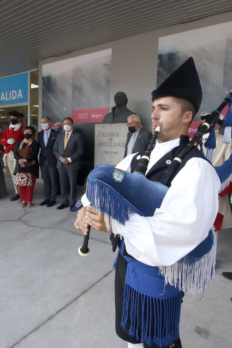 El alcalde de Oviedo, de visita en la Feria, aprovecha el Día del Foro Jovellanos para instar al Gobierno regional a abrazar el espíritu del prócer y «abandonar sesgos ideológicos».