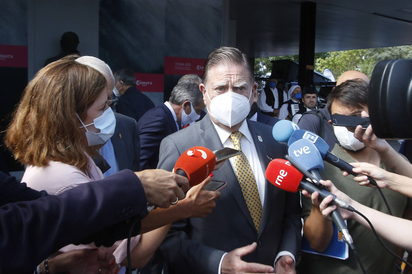 El alcalde de Oviedo, de visita en la Feria, aprovecha el Día del Foro Jovellanos para instar al Gobierno regional a abrazar el espíritu del prócer y «abandonar sesgos ideológicos».