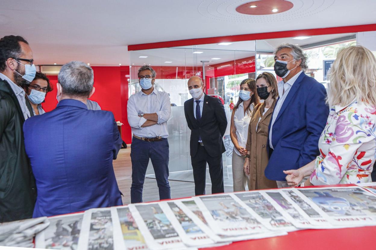 Ignacio Blanco y José María Figaredo, por la izquierda, conversan con el director de EL COMERCIO, Marcelino Gutiérrez, en presencia del resto de la comitiva de Vox. Por la derecha, Laura Hurlé, Eladio de la Concha y Sara Álvarez Rouco. 