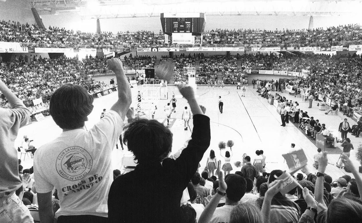 Las gracias del Palacio de los Deportes llegaron a albergar 7.000 espectadores en los partidos del Gijón en ACB. 