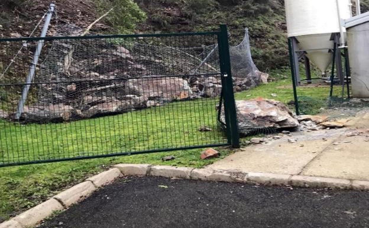 Rocas junto al talud contiguo a la depuradora de aguas residuales de Cudillero, en una imagen de 2018, año en el que los desprendimientos obligaron al cierre temporal de la planta.