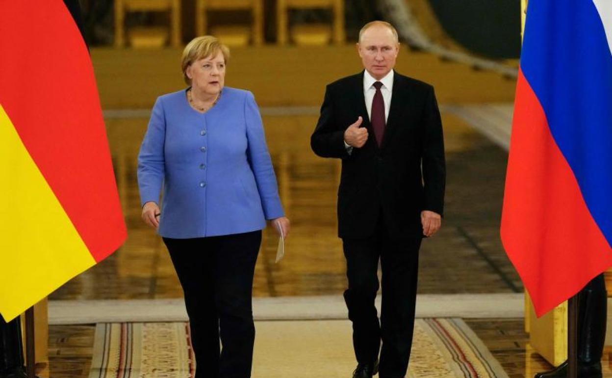 Merkel y Putin exhiben sus discrepancias en torno a Navalni tras su encuentro en Moscú.