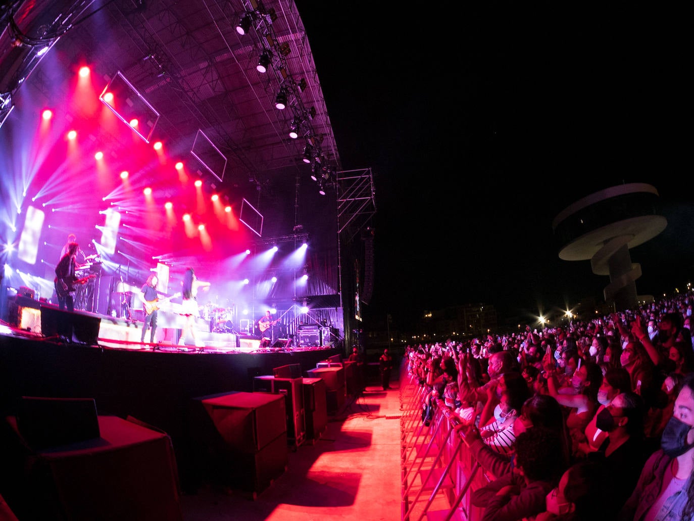 Los alrededor de 1.500 asistentes a la actuación llenaron en pie la plaza del centro cultural, donde la artista catalana ofreció sus temas más recientes.