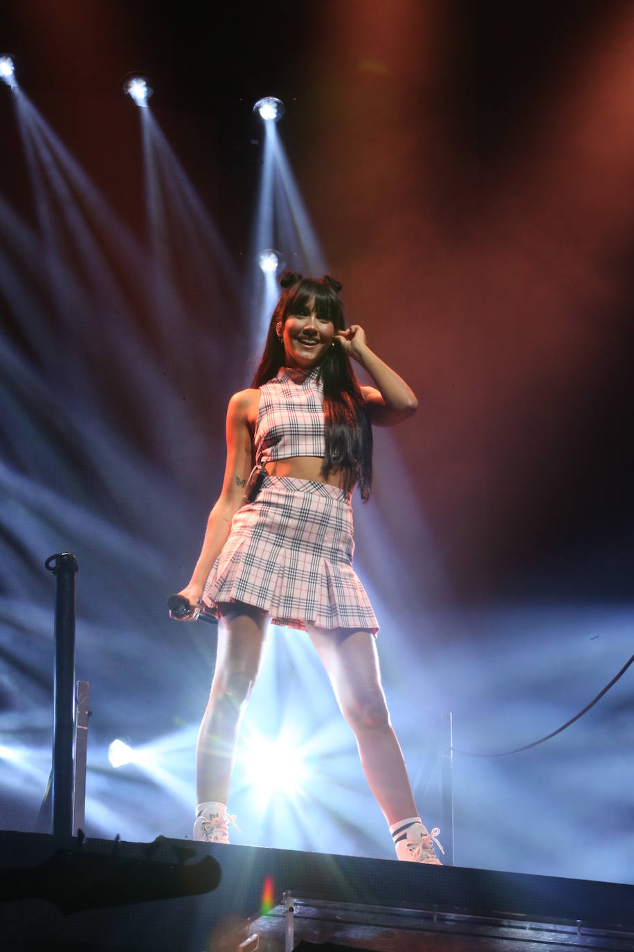 Los alrededor de 1.500 asistentes a la actuación llenaron en pie la plaza del centro cultural, donde la artista catalana ofreció sus temas más recientes.