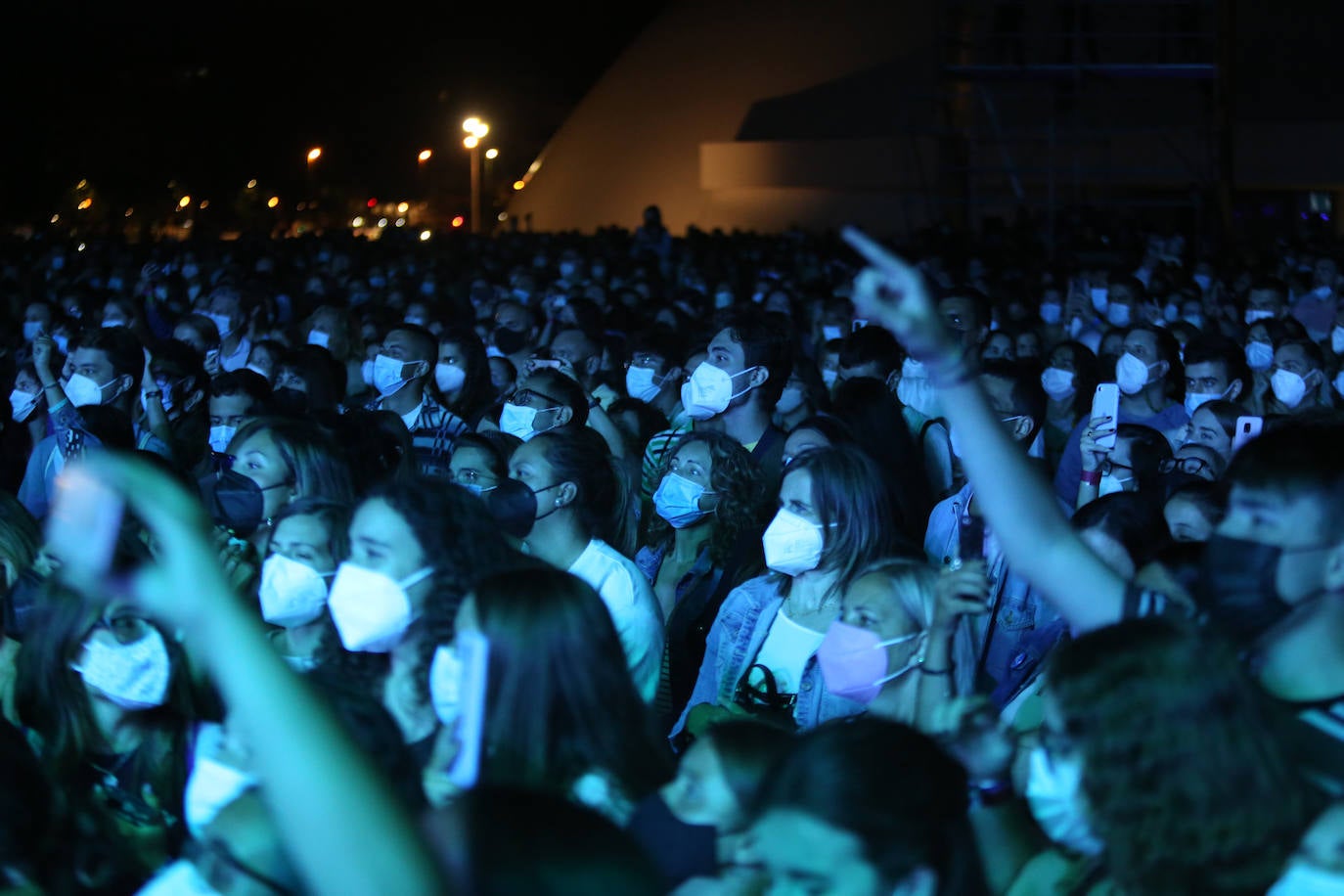 Los alrededor de 1.500 asistentes a la actuación llenaron en pie la plaza del centro cultural, donde la artista catalana ofreció sus temas más recientes.