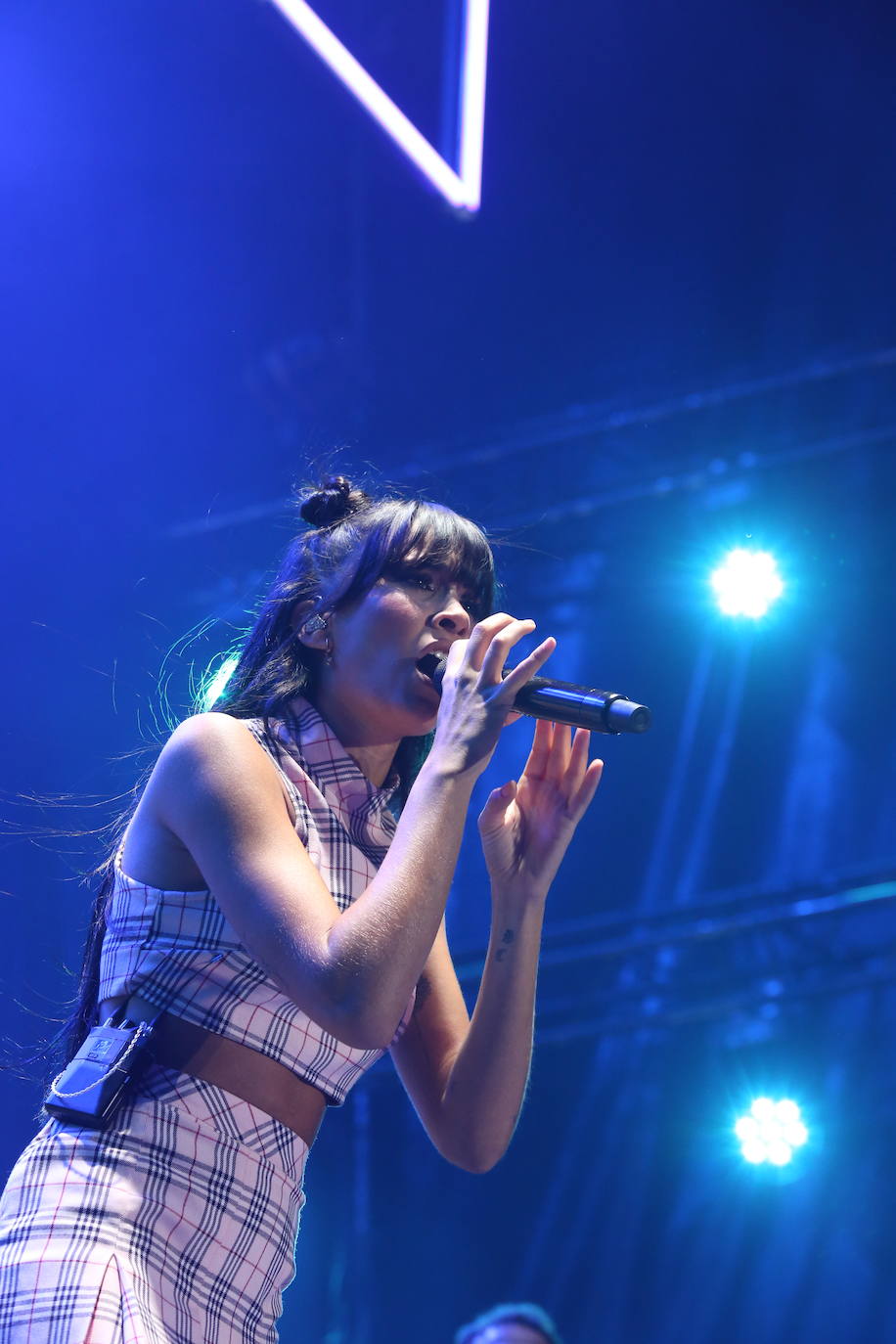 Los alrededor de 1.500 asistentes a la actuación llenaron en pie la plaza del centro cultural, donde la artista catalana ofreció sus temas más recientes.