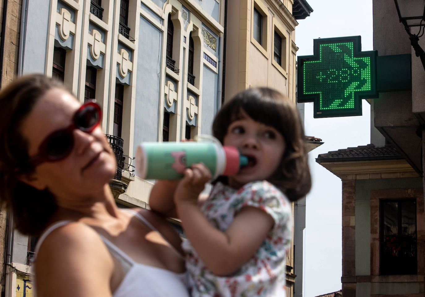 El verano ha vuelto a hacerse notar este sábado en buena parte de Asturias. Las temperaturas agradables y el sol han animado a turistas y locales a acudir en masa a las playas. Tanto es así que el arenal gijonés de San Lorenzo ha tenido que colgar el cartel de «aforo lleno». Quienes no han ido a la playa han tratado de sofocar el calor en piscinas, terrazas y heladerías. 