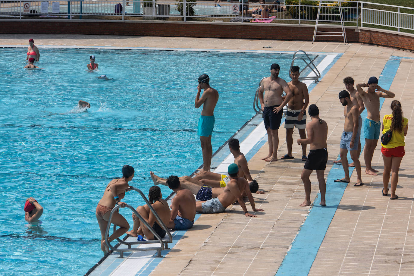 El verano ha vuelto a hacerse notar este sábado en buena parte de Asturias. Las temperaturas agradables y el sol han animado a turistas y locales a acudir en masa a las playas. Tanto es así que el arenal gijonés de San Lorenzo ha tenido que colgar el cartel de «aforo lleno». Quienes no han ido a la playa han tratado de sofocar el calor en piscinas, terrazas y heladerías. 